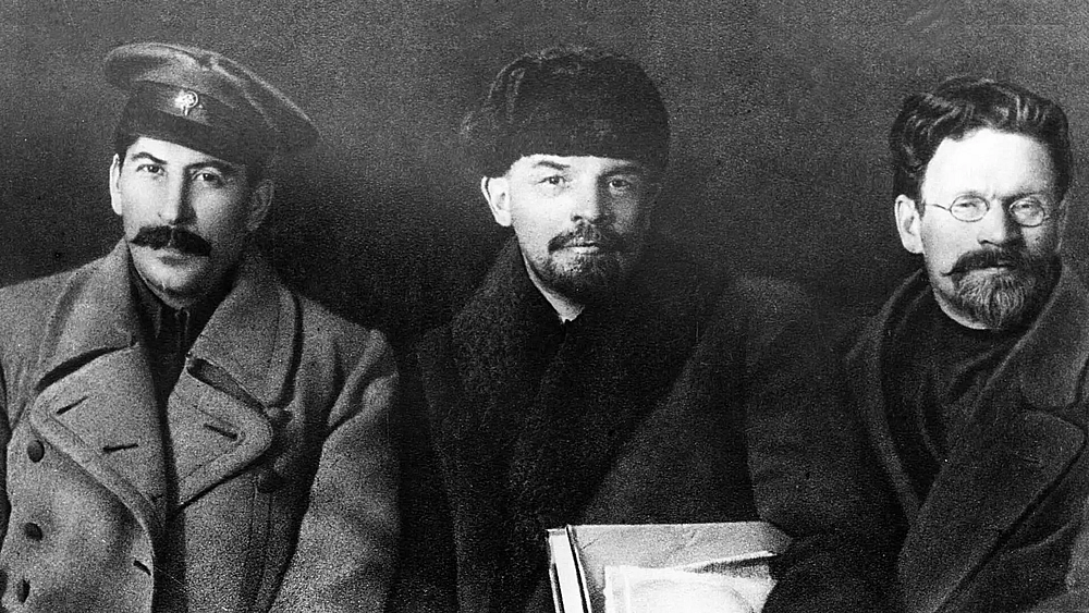 De gauche à droite: les dirigeants révolutionnaires russes Joseph Staline (1879-1953), Vladimir Lénine (1870-1924) et Mikhaïl Kalinine (1875-1946), lors du 8e congrès du parti communiste russe à Moscou, le 23 mars 1919.