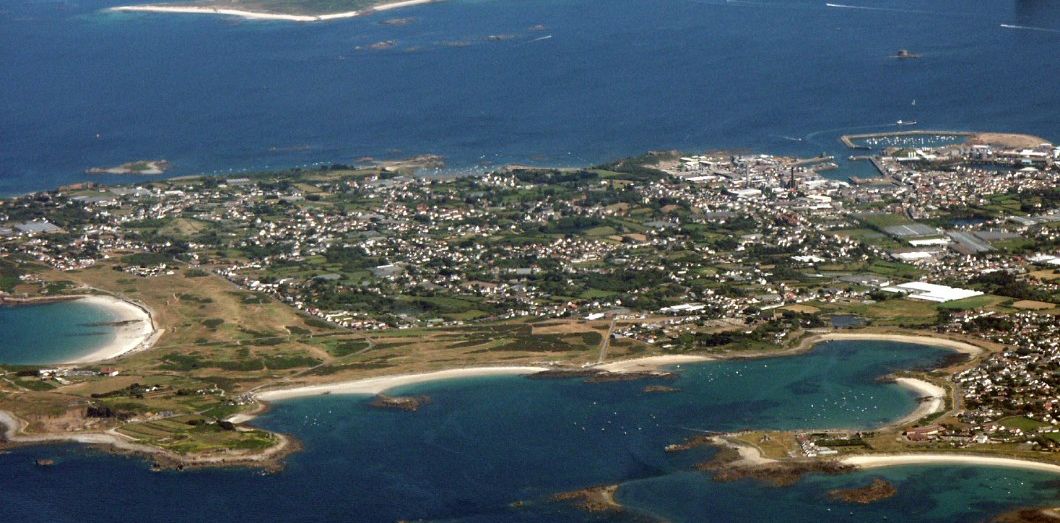 Vue aérienne de l'île de Guernesey-EmmaLeP via Flickr 