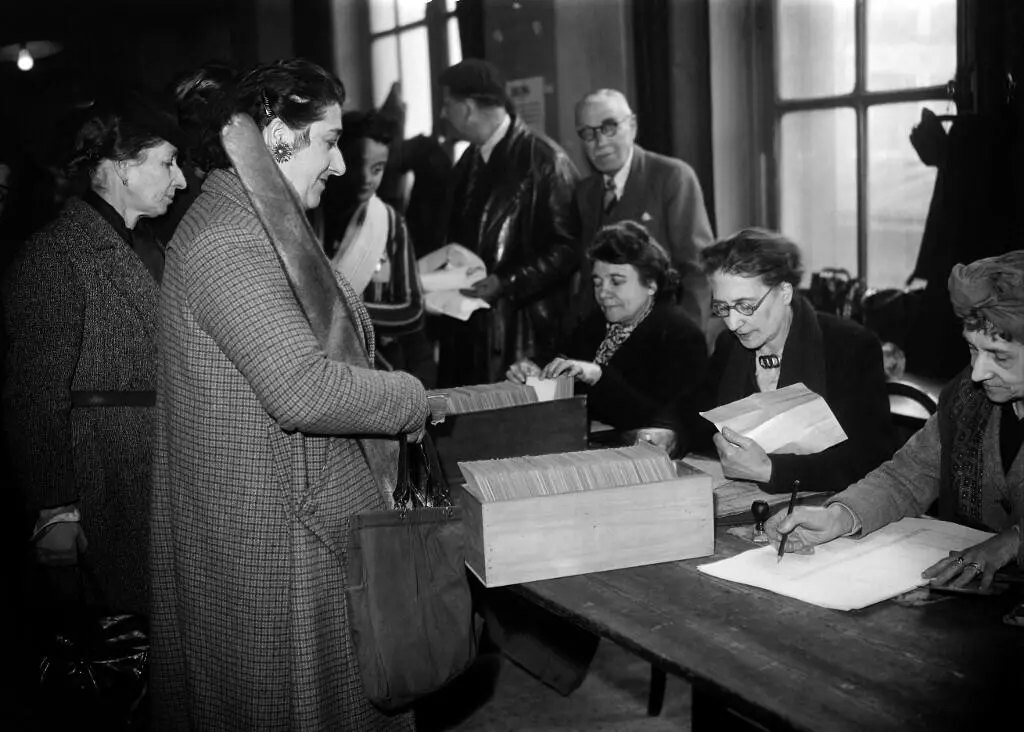 Les femmes votent pour la première fois en France lors des élections municipales à Paris, le 29 avril 1945.
